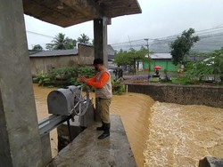 Banjir di Ngadirojo Pacitan Disebabkan Sampah Sumbat Pintu Air