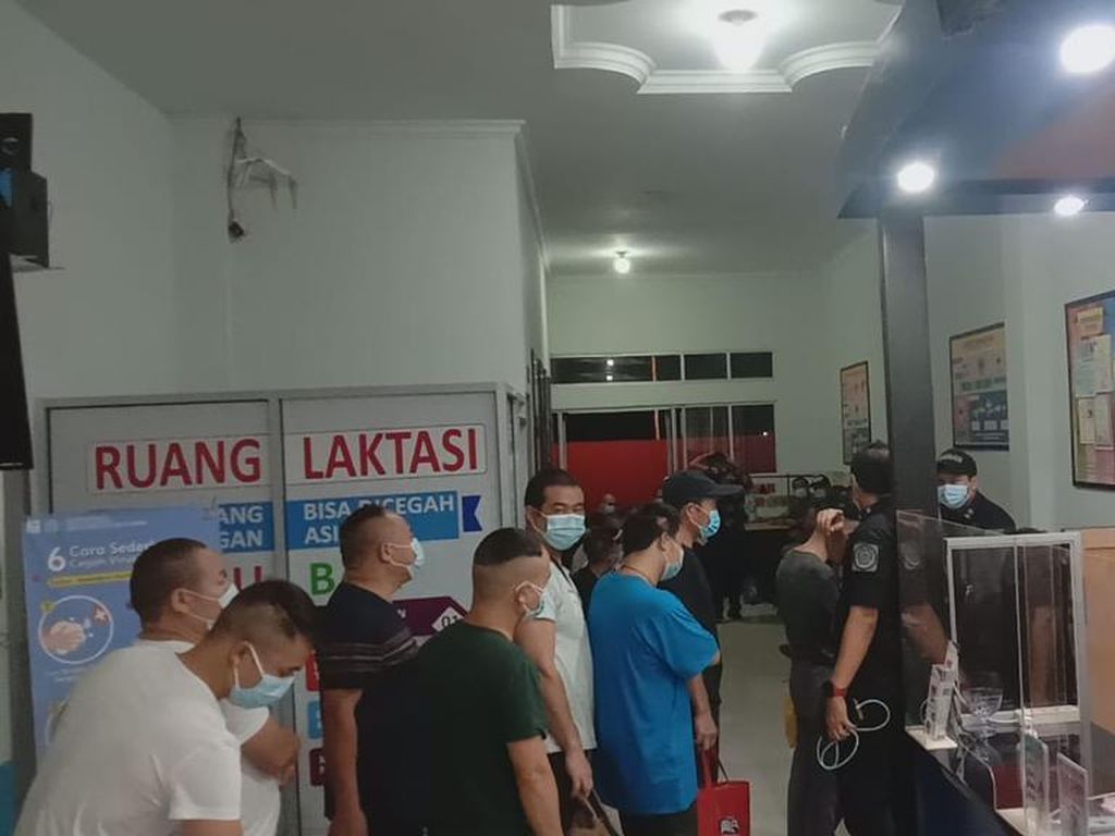 Warga Demo Perusahaan Tambang Emas di Kalbar, 61 TKA China Dievakuasi Warga Demo Perusahaan Tambang Emas di Kalbar, 61 TKA China Dievakuasi