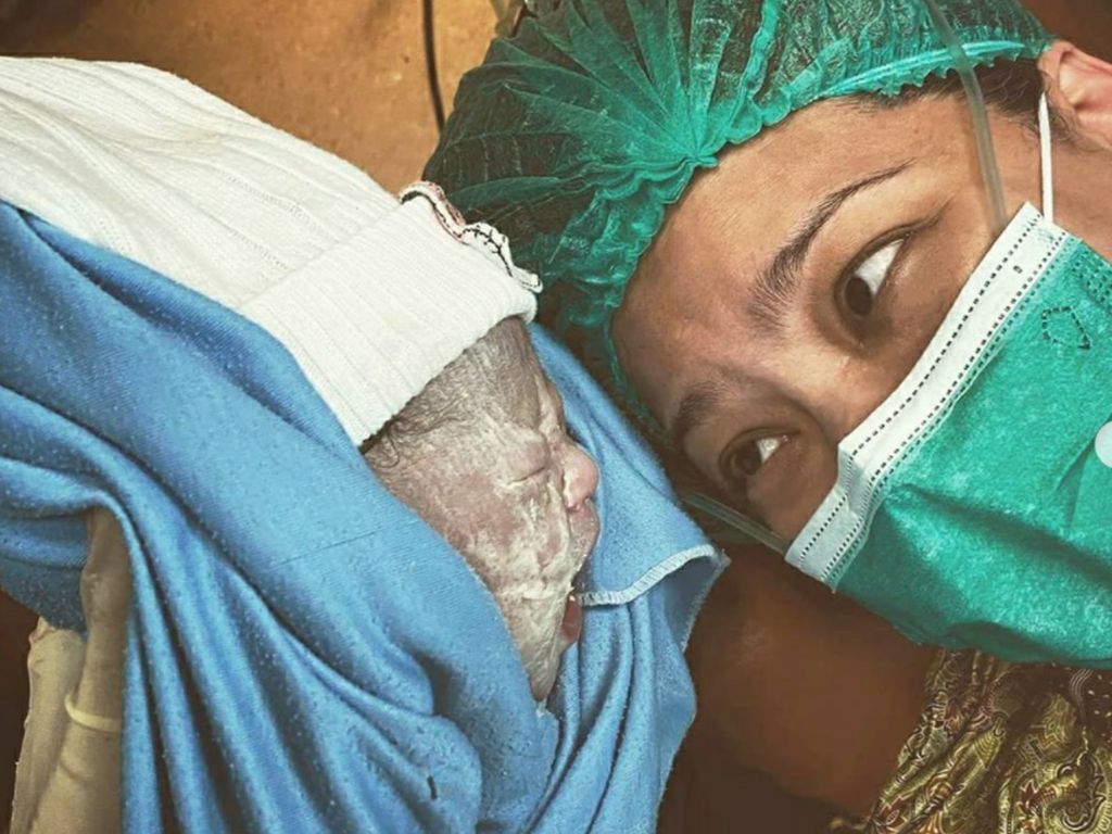 Momen Haru Rachel Maryam Tatap Mata Bayi Setelah Melahirkan Momen Haru Rachel Maryam Tatap Mata Bayi Setelah Melahirkan