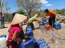 Kekeringan Mulai Landa Situbondo, Tiga Desa Dikirim Air Bersih