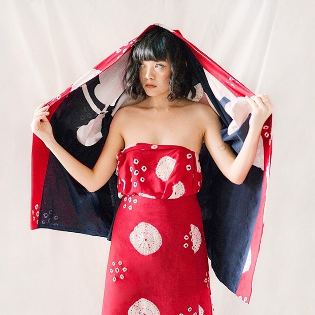 Sonia Eryka/instagram.com/soniaeryka Kamu bisa mengenakan keduanya menjadi setelan batik yang modern ala Sonia Eryka, Ladies!