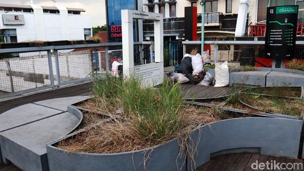 Kondisi Teras Cihampelas Bandung yang Memelas