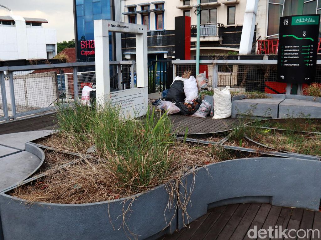 Kondisi Teras Cihampelas Bandung yang Memelas Kondisi Teras Cihampelas Bandung yang Memelas