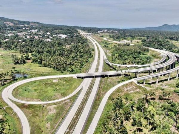 Indah! Tol Pertama Sulawesi Utara Meliuk di Antara Bukit