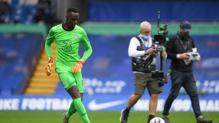 LONDON, ENGLAND - OCTOBER 03: Edouard Mendy of Chelsea warms up prior to the Premier League match between Chelsea and Crystal Palace at Stamford Bridge on October 03, 2020 in London, England. Sporting stadiums around the UK remain under strict restrictions due to the Coronavirus Pandemic as Government social distancing laws prohibit fans inside venues resulting in games being played behind closed doors. (Photo by Mike Hewitt/Getty Images)