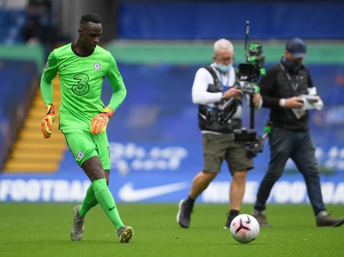 LONDON, ENGLAND - OCTOBER 03: Edouard Mendy of Chelsea warms up prior to the Premier League match between Chelsea and Crystal Palace at Stamford Bridge on October 03, 2020 in London, England. Sporting stadiums around the UK remain under strict restrictions due to the Coronavirus Pandemic as Government social distancing laws prohibit fans inside venues resulting in games being played behind closed doors. (Photo by Mike Hewitt/Getty Images)
