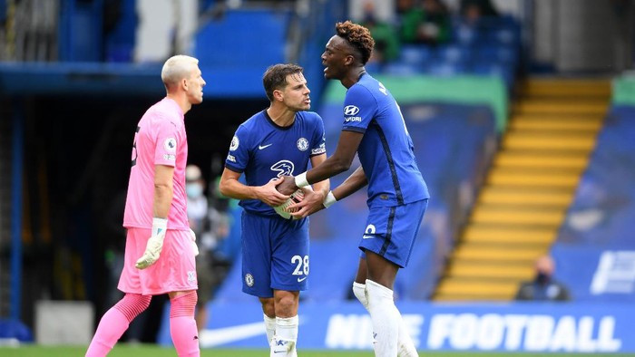 LONDON, ENGLAND - OCTOBER 03: Cesar Azpilicueta and Tammy Abraham of Chelsea argue over the ball during the Premier League match between Chelsea and Crystal Palace at Stamford Bridge on October 03, 2020 in London, England. Sporting stadiums around the UK remain under strict restrictions due to the Coronavirus Pandemic as Government social distancing laws prohibit fans inside venues resulting in games being played behind closed doors. (Photo by Mike Hewitt/Getty Images)