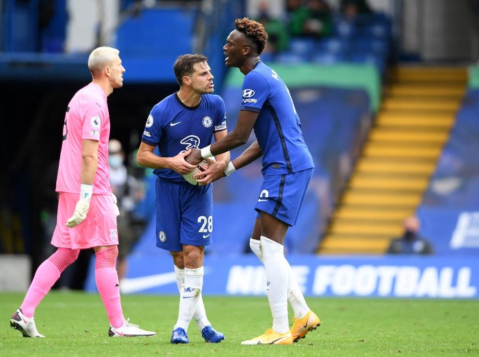LONDON, ENGLAND - OCTOBER 03: Cesar Azpilicueta and Tammy Abraham of Chelsea argue over the ball during the Premier League match between Chelsea and Crystal Palace at Stamford Bridge on October 03, 2020 in London, England. Sporting stadiums around the UK remain under strict restrictions due to the Coronavirus Pandemic as Government social distancing laws prohibit fans inside venues resulting in games being played behind closed doors. (Photo by Mike Hewitt/Getty Images)