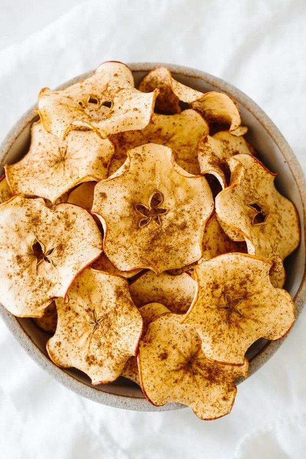 Kelebihan apple chips adalah renyah, mudah dibuat, dan kaya rasa.