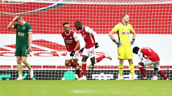 LONDON, ENGLAND - OCTOBER 04: Nicolas Pepe of Arsenal scores his sides second goal during the Premier League match between Arsenal and Sheffield United at Emirates Stadium on October 04, 2020 in London, England. Sporting stadiums around the UK remain under strict restrictions due to the Coronavirus Pandemic as Government social distancing laws prohibit fans inside venues resulting in games being played behind closed doors. (Photo by Clive Rose/Getty Images)