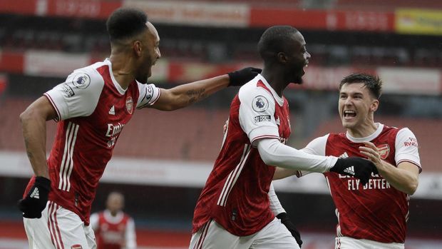 Arsenal's Nicolas Pepe, center, celebrates with teammates after scoring his sides second goal during the English Premier League soccer match between Arsenal and Sheffield United at the Emirates Stadium in London, Sunday, Oct. 4, 2020. (AP Photo/Kirsty Wigglesworth)