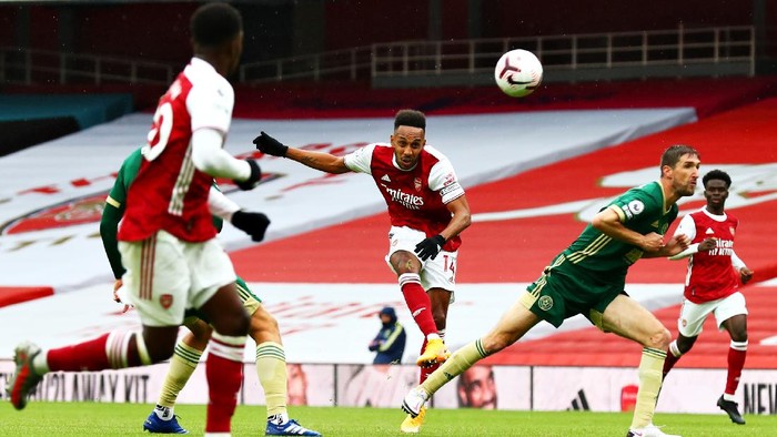 LONDON, ENGLAND - OCTOBER 04: Pierre-Emerick Aubameyang of Arsenal goes close during the Premier League match between Arsenal and Sheffield United at Emirates Stadium on October 04, 2020 in London, England. Sporting stadiums around the UK remain under strict restrictions due to the Coronavirus Pandemic as Government social distancing laws prohibit fans inside venues resulting in games being played behind closed doors. (Photo by Clive Rose/Getty Images)