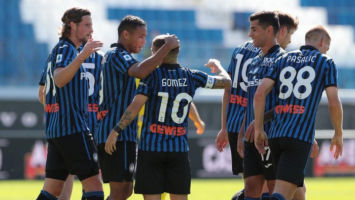 BERGAMO, ITALY - OCTOBER 04:  Alejandro Gomez of Atalanta BC celebrates his goal with his team-mates during the Serie A match between Atalanta BC and Cagliari Calcio at Gewiss Stadium on October 4, 2020 in Bergamo, Italy.  (Photo by Emilio Andreoli/Getty Images)