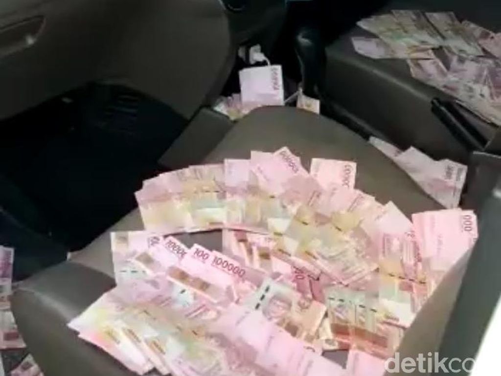 Alasan Simpatisan Putih Viralkan Video Tumpukan Uang di Mobil Timses Ikbar Alasan Simpatisan Putih Viralkan Video Tumpukan Uang di Mobil Timses Ikbar