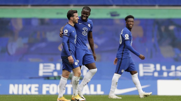 LONDON, ENGLAND - OCTOBER 03: Kurt Zouma of Chelsea celebrates with teammate Ben Chilwell after scoring his sides second goal during the Premier League match between Chelsea and Crystal Palace at Stamford Bridge on October 03, 2020 in London, England. Sporting stadiums around the UK remain under strict restrictions due to the Coronavirus Pandemic as Government social distancing laws prohibit fans inside venues resulting in games being played behind closed doors. (Photo by Kirsty Wigglesworth - Pool/Getty Images)