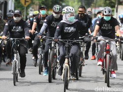 Gubernur Khofifah Nekat Gowes Bareng di Tengah Gerimis