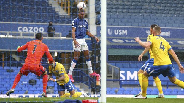 Everton's Dominic Calvert-Lewin scores his side's first goal during the English Premier League soccer match between Everton and Brighton at the Goodison Park stadium in Liverpool, England, Saturday, Oct. 3, 2020. (Alex Livesey/Pool via AP)