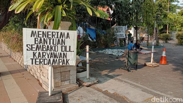 Potret Karyawan Hotel Garden Palace Surabaya yang Bertahan di Tenda