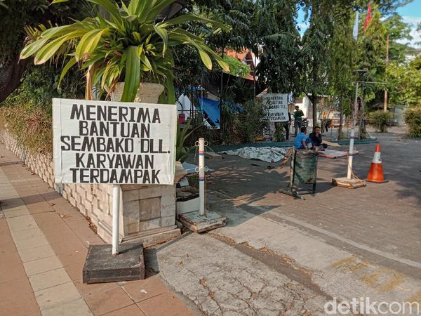 Potret Karyawan Hotel Garden Palace Surabaya yang Bertahan di Tenda
