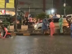 Video Hujan Deras, Sebagian Wilayah Depok Terendam Banjir!