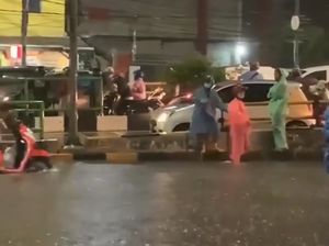 Video Hujan Deras, Sebagian Wilayah Depok Terendam Banjir! Video Hujan Deras, Sebagian Wilayah Depok Terendam Banjir!