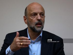Raja Yordania Terima Surat Pengunduran Diri PM Omar Al Razzaz Raja Yordania Terima Surat Pengunduran Diri PM Omar Al Razzaz