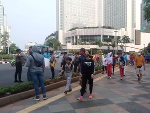 Kawasan Bundaran HI Ramai Warga Olahraga Meski PSBB Ketat Diperpanjang