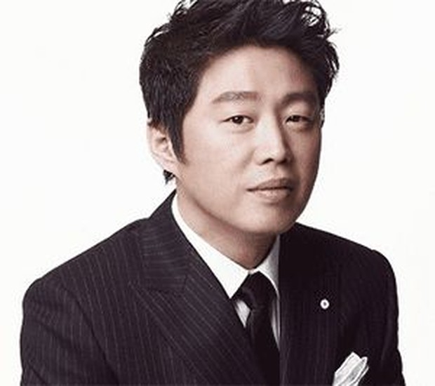 Kim Hee Won mengatakan keduanya hanya tidak lebih dari teman dekat.