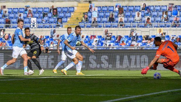 Inter Lautaro Martinez mencetak gol pembuka pada laga Serie A antara Lazio dan Inter Milan di Stadion Olimpiade Roma pada Minggu, 4 Oktober 2020.