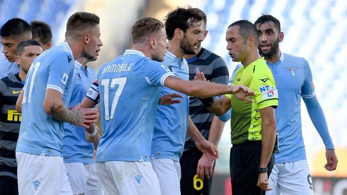 ROME, ITALY - OCTOBER 04: Ciro Immobile of SS Lazio speacks with the referee Marco Guida during the Serie A match between SS Lazio and FC Internazionale at Stadio Olimpico on October 04, 2020 in Rome, Italy. (Photo by Marco Rosi - SS Lazio/Getty Images)