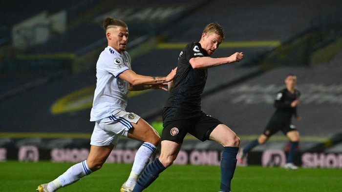 LEEDS, ENGLAND - OCTOBER 03: Kevin De Bruyne of Manchester City is challenged by Kalvin Phillips of Leeds United during the Premier League match between Leeds United and Manchester City at Elland Road on October 03, 2020 in Leeds, England. Sporting stadiums around the UK remain under strict restrictions due to the Coronavirus Pandemic as Government social distancing laws prohibit fans inside venues resulting in games being played behind closed doors. (Photo by Paul Ellis - Pool/Getty Images)