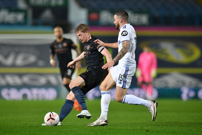 LEEDS, ENGLAND - OCTOBER 03: Kevin De Bruyne of Manchester City is challenged by Stuart Dallas of Leeds United during the Premier League match between Leeds United and Manchester City at Elland Road on October 03, 2020 in Leeds, England. Sporting stadiums around the UK remain under strict restrictions due to the Coronavirus Pandemic as Government social distancing laws prohibit fans inside venues resulting in games being played behind closed doors. (Photo by Paul Ellis - Pool/Getty Images)