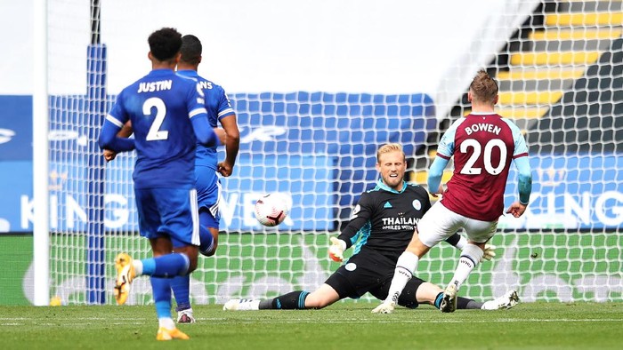 LEICESTER, ENGLAND - OCTOBER 04: Jarrod Bowen of West Ham scores his sides third goal during the Premier League match between Leicester City and West Ham United at The King Power Stadium on October 04, 2020 in Leicester, England. Sporting stadiums around the UK remain under strict restrictions due to the Coronavirus Pandemic as Government social distancing laws prohibit fans inside venues resulting in games being played behind closed doors. (Photo by Alex Pantling/Getty Images)