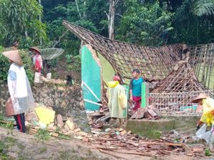 Diterjang Angin Kencang, Masjid di Jampangkulon Sukabumi Roboh