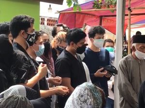 Ketegaran Nino RAN Antar Sang Ayah ke Tempat Peristirahatan Terakhir Ketegaran Nino RAN Antar Sang Ayah ke Tempat Peristirahatan Terakhir