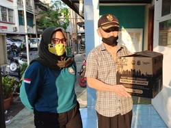 Cerita Ngatino Saat Salurkan Bansos COVID-19 di Sawah Besar Jakarta