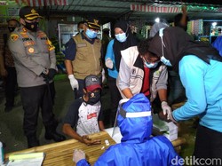 Pengunjung Stadion di Mojokerto Kocar-kacir Dirazia, Ternyata Tak Pakai Masker