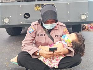Polisi Tegaskan Polwan Gendong Anak Saat Demo Sengketa Pilkada Selesai Polisi Tegaskan Polwan Gendong Anak Saat Demo Sengketa Pilkada Selesai