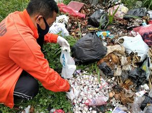 Polisi dan DLH Usut Temuan Ratusan Limbah Botol Vaksin di TPS Cianjur Polisi dan DLH Usut Temuan Ratusan Limbah Botol Vaksin di TPS Cianjur