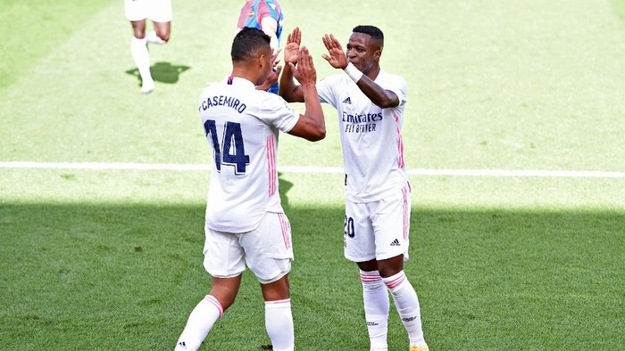 VILLAREAL, SPAIN - OCTOBER 04: Vinicius Junior of Real Madrid celebrates after he scores his sides first goal during the La Liga Santander match between Levante UD and Real Madrid at Ciutat de Valencia Stadium on October 04, 2020 in Valencia, Spain. Football Stadiums around Europe remain empty due to the Coronavirus Pandemic as Government social distancing laws prohibit fans inside venues resulting in fixtures being played behind closed doors. (Photo by Alex Caparros/Getty Images)