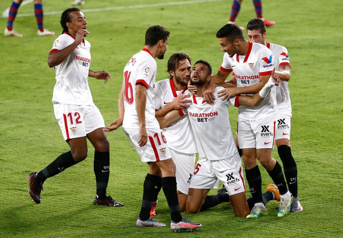 SEVILLE, SPAIN - OCTOBER 01: Yousseff En-Nesyri of Sevilla FC celebrates with his team mates after scoring his teams first goal during the La Liga Santander match between Sevilla FC and Levante UD at Estadio Ramon Sanchez Pizjuan on October 01, 2020 in Seville, Spain. Football Stadiums around Europe remain empty due to the Coronavirus Pandemic as Government social distancing laws prohibit fans inside venues resulting in fixtures being played behind closed doors. (Photo by Fran Santiago/Getty Images)