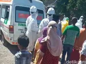 Tolak Pemakaman COVID-19, Warga Probolinggo Lempari Ambulan dan Bakar Peti Tolak Pemakaman COVID-19, Warga Probolinggo Lempari Ambulan dan Bakar Peti