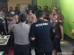 Polisi Dangdutan di Tulungagung Saat Pandemi, Tamu dan Undangan Ikut Diperiksa Polisi Dangdutan di Tulungagung Saat Pandemi, Tamu dan Undangan Ikut Diperiksa