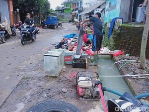 Korban Banjir Cianjur Gunakan Air Selokan untuk Mencuci dan Masak