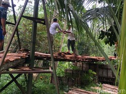 Warga Pajaten Pangandaran Gotong Royong Perbaiki Jembatan