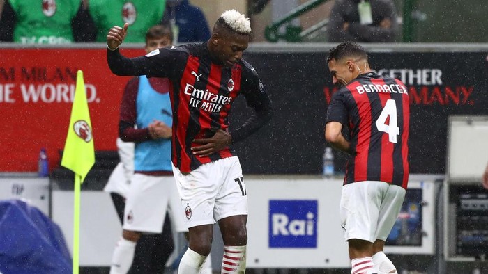 MILAN, ITALY - OCTOBER 04:  Rafael Leao (L) of AC Milan celebrates his second goal with his team-mate Ismael Bennacer (R) during the Serie A match between AC Milan and Spezia Calcio at Stadio Giuseppe Meazza on October 4, 2020 in Milan, Italy.  (Photo by Marco Luzzani/Getty Images)