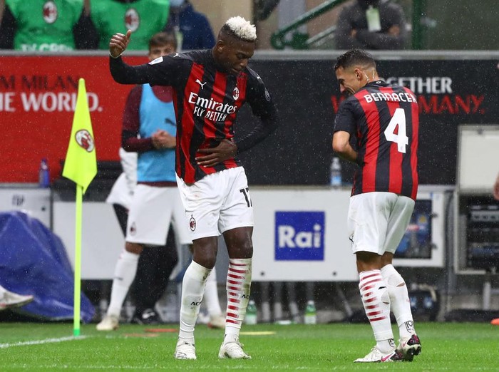 MILAN, ITALY - OCTOBER 04:  Rafael Leao (L) of AC Milan celebrates his second goal with his team-mate Ismael Bennacer (R) during the Serie A match between AC Milan and Spezia Calcio at Stadio Giuseppe Meazza on October 4, 2020 in Milan, Italy.  (Photo by Marco Luzzani/Getty Images)