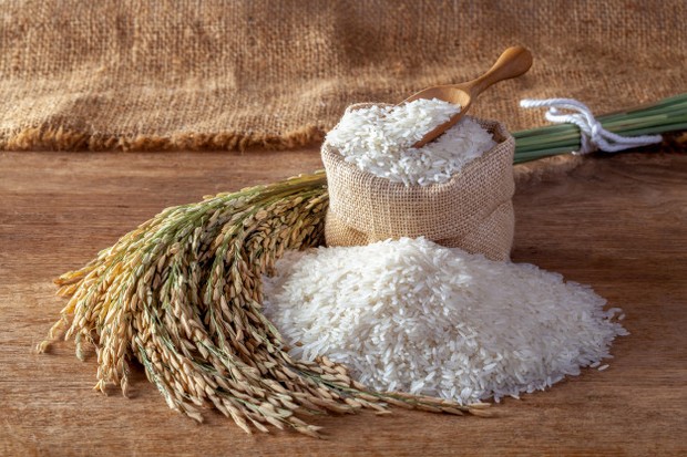 kamu bisa memanfaatkan kandungan feculic acid pada beras yang berfungsi sebagai penangkal radikal bebas.