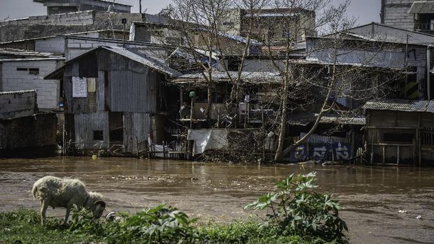 Deretan permukiman penduduk semi permanen di bantaran Sungai Ciliwung, Jakarta, Senin (5/10/2020). Pemprov DKI Jakarta mencatat terdapat kenaikan 1,11 persen angka kemiskinan Jakarta menjadi 4,53 persen pada bulan September 2020 karena dampak dari pandemi COVID-19. ANTARA FOTO/Aprillio Akbar/wsj.