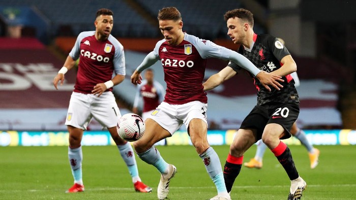 BIRMINGHAM, ENGLAND - OCTOBER 04: Diogo Jota of Liverpool battles for possession with Matty Cash of Aston Villa  during the Premier League match between Aston Villa and Liverpool at Villa Park on October 04, 2020 in Birmingham, England. Sporting stadiums around the UK remain under strict restrictions due to the Coronavirus Pandemic as Government social distancing laws prohibit fans inside venues resulting in games being played behind closed doors. (Photo by Catherine Ivill/Getty Images)